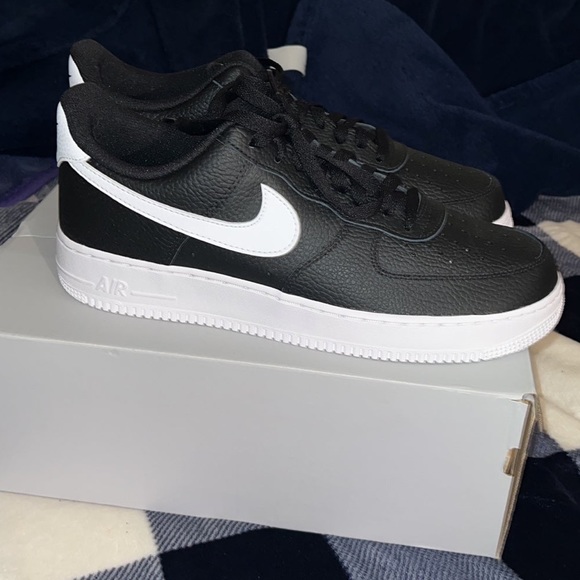 NIKE AIR FORCE 1 it’s a size 11.5 in men’s and a size 13 in women’s it’s new. - Picture 5 of 8